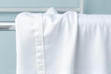 ウェットクリーニングで清潔になった白シャツ